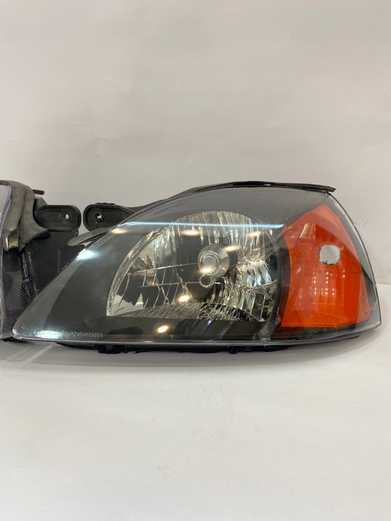 پایه چراغ سمت راننده ترمیم شدگی دارد